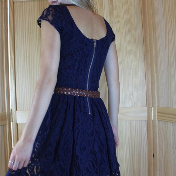 Blue lace dress - Picture 4 of 4